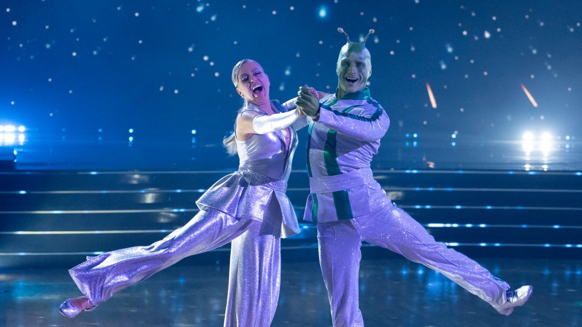 Elaine Hendrix hospitalized ahead of 'DWTS' Halloween night. What happened? Elaine Hendrix hospitalized ahead of 'DWTS' Halloween night. What happened?