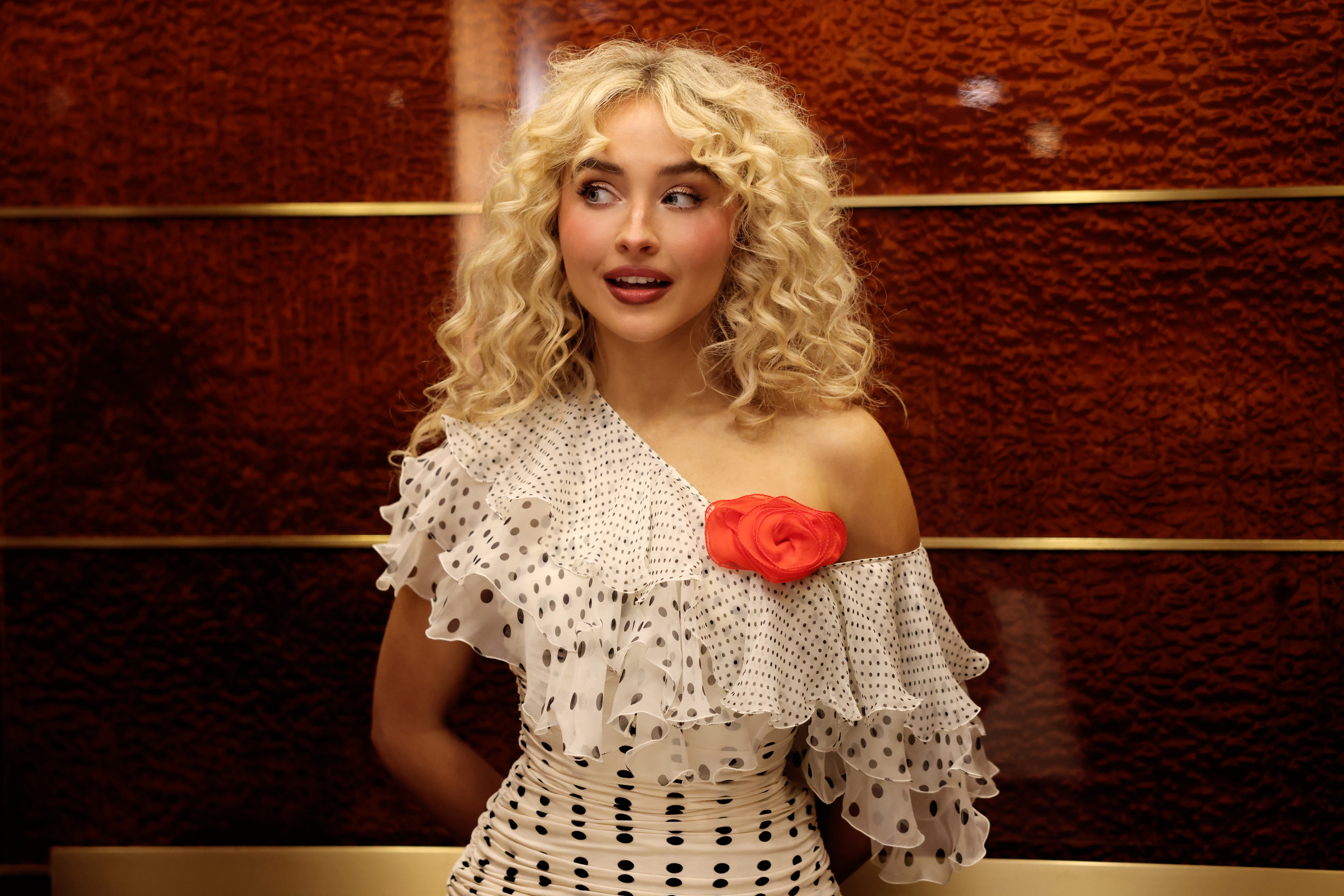 Sabrina Carpenter channels Carrie Bradshaw in hilarious ‘SNL' teaser
