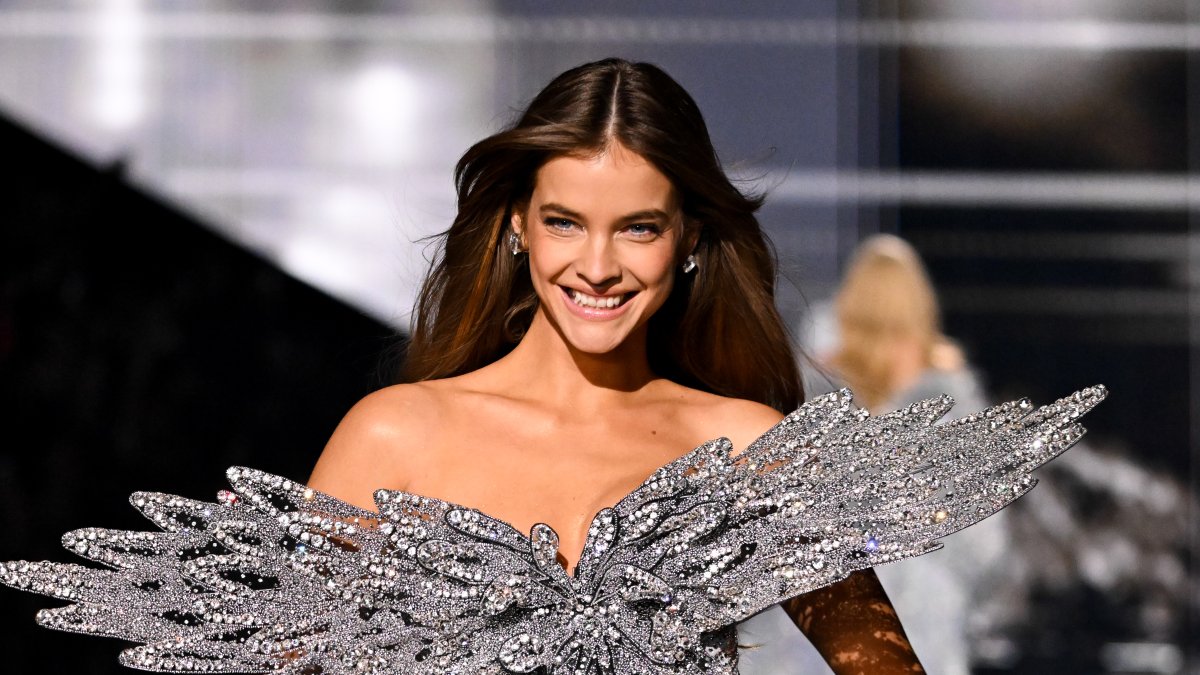 Barbara Palvin walks Victoria’s Secret Fashion Show after breaking her foot Barbara Palvin walks Victoria’s Secret Fashion Show after breaking her foot