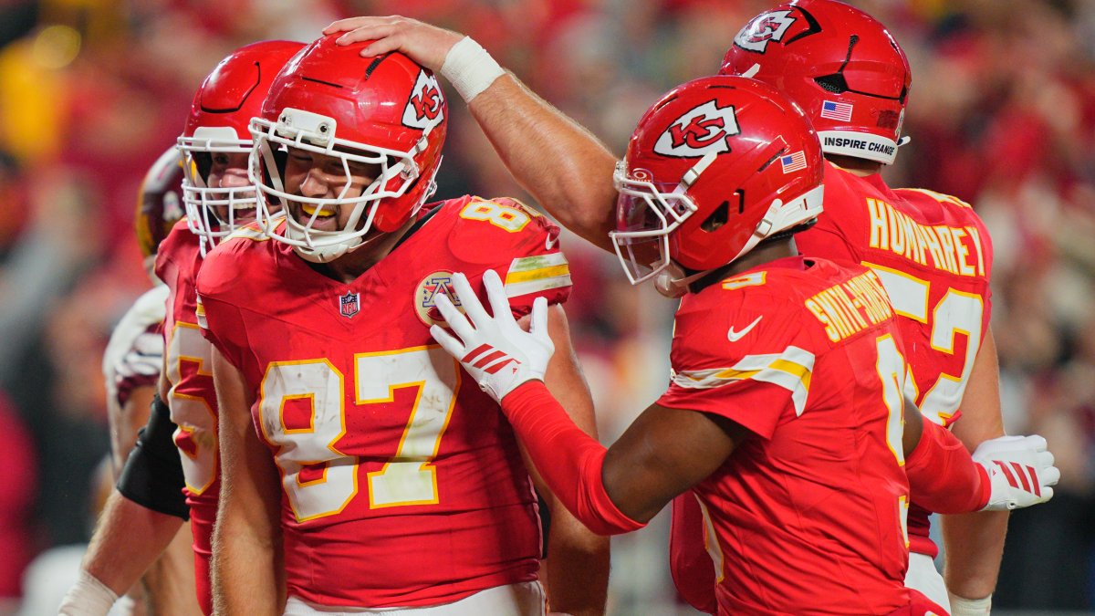 Travis Kelce celebrates his 100th touchdown with Taylor Swift gesture Travis Kelce celebrates his 100th touchdown with Taylor Swift gesture