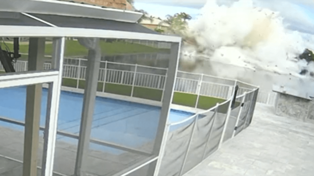 Video shows small plane crashing into lake in Coral Springs neighborhood