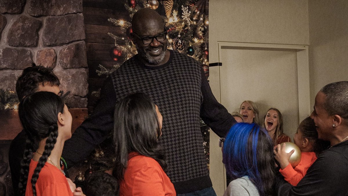 'Can I take a picture with y’all?’: Shaq photobombs family Christmas portraits for holiday surprise