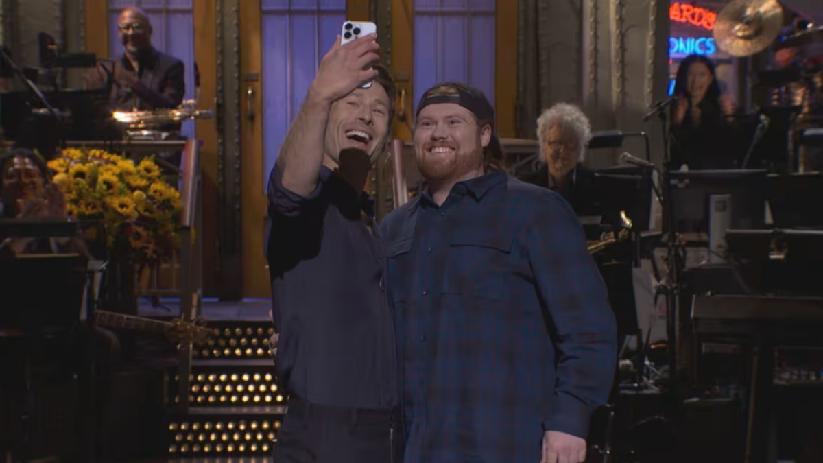 Glen Powell proves to 'Mitch the UPS guy' that he's no liar after long wait to host 'SNL'