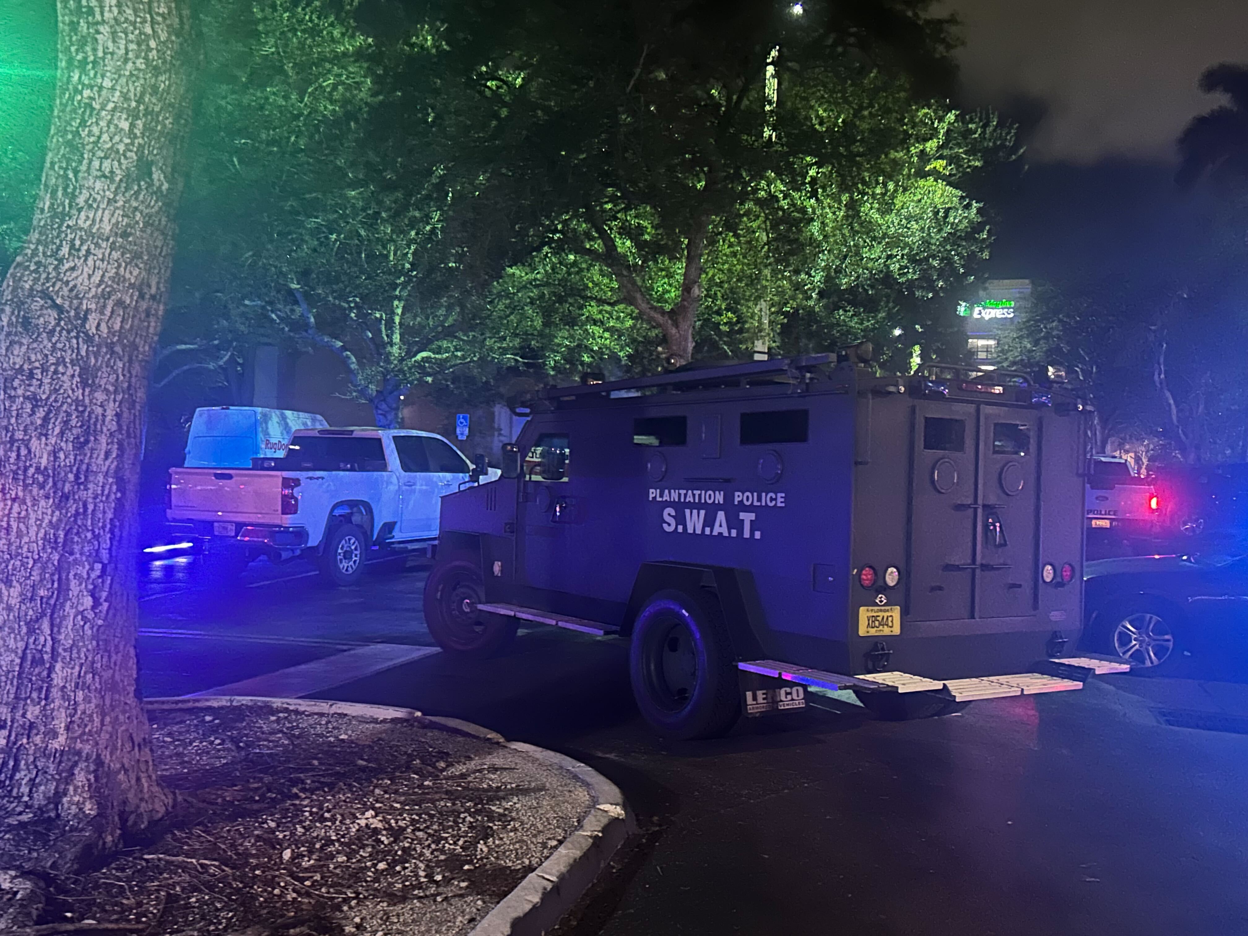 Wanted suspect in custody after barricading himself in Plantation hotel: Police