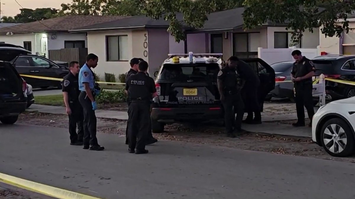 Man charged with attempted murder after putting officer in chokehold in Hallandale Beach