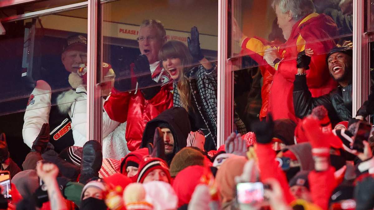 See Taylor Swift spread Christmas cheer at Travis Kelce's Chiefs game