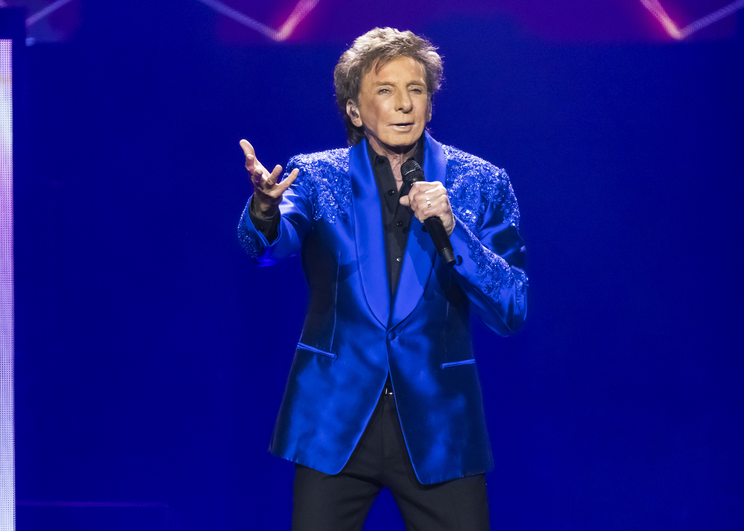 Barry Manilow reveals he has lung cancer and will reschedule shows to undergo surgery