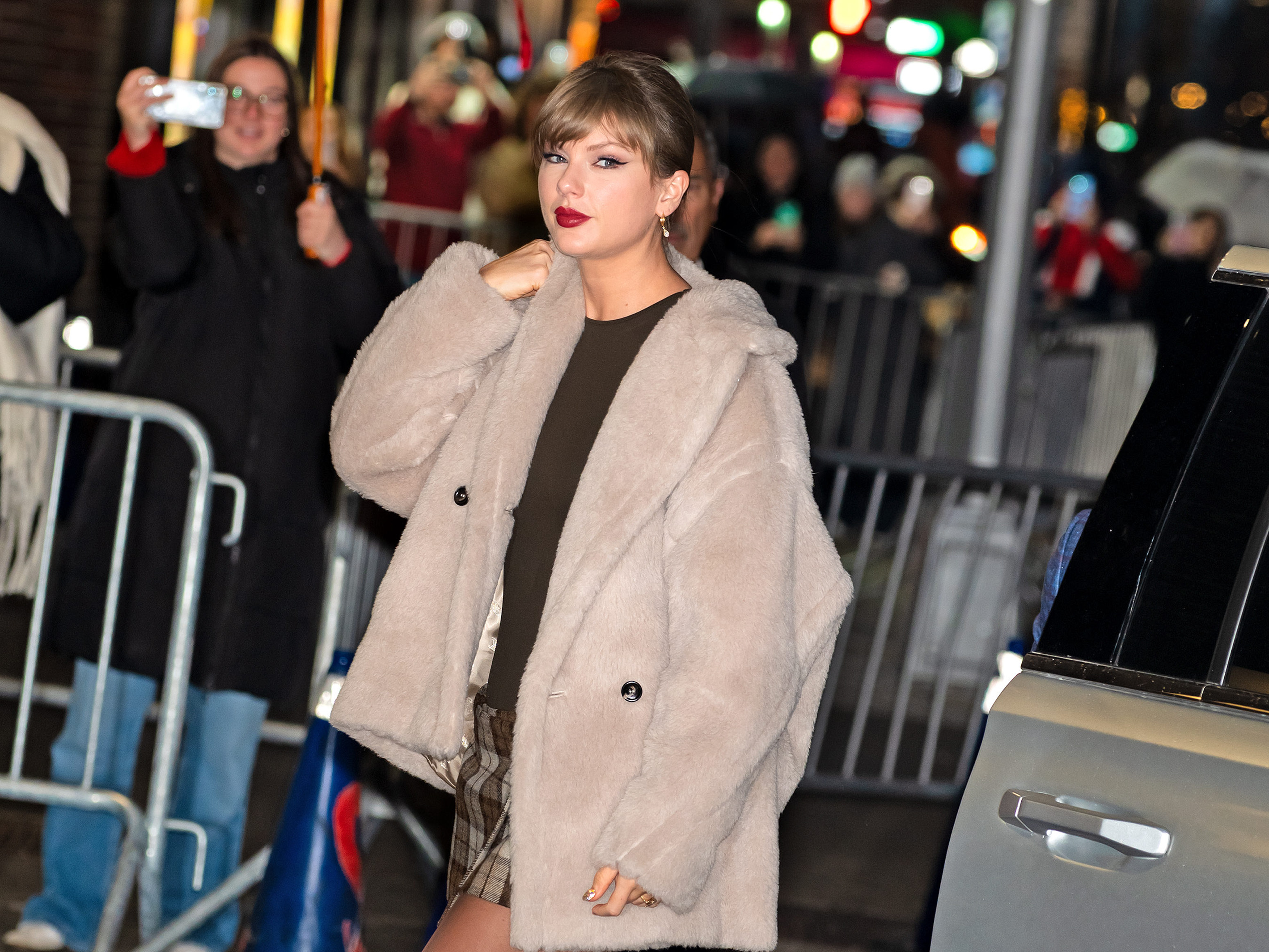 Taylor Swift gives more than  million to various charities in holiday donation spree