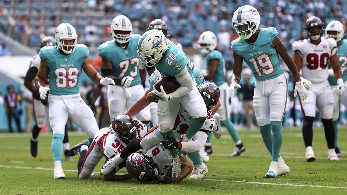 Ewers throws 2 TDs as Dolphins beat Bucs 20-17 to force pivotal Week 18 NFC South matchup