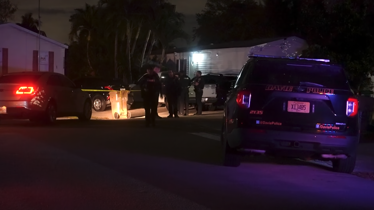 Suspect in custody after stabbing in Davie neighborhood: Police