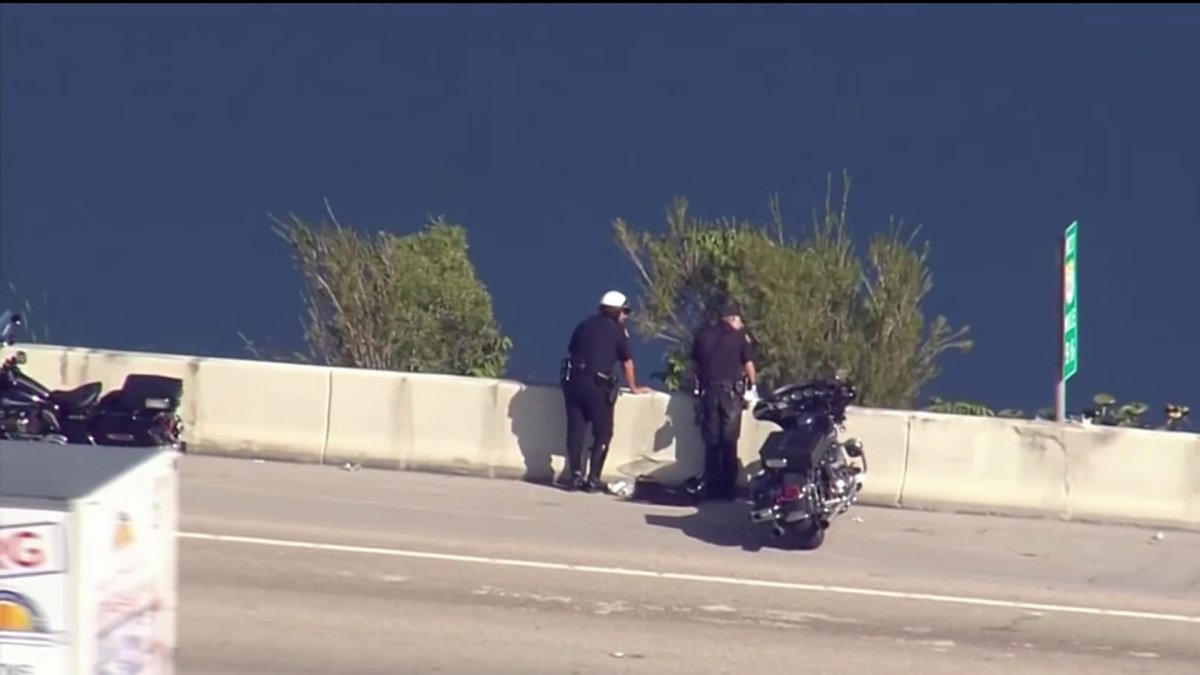 2 Miami motorcycle officers hurt after crash on Dolphin Expressway: Cops