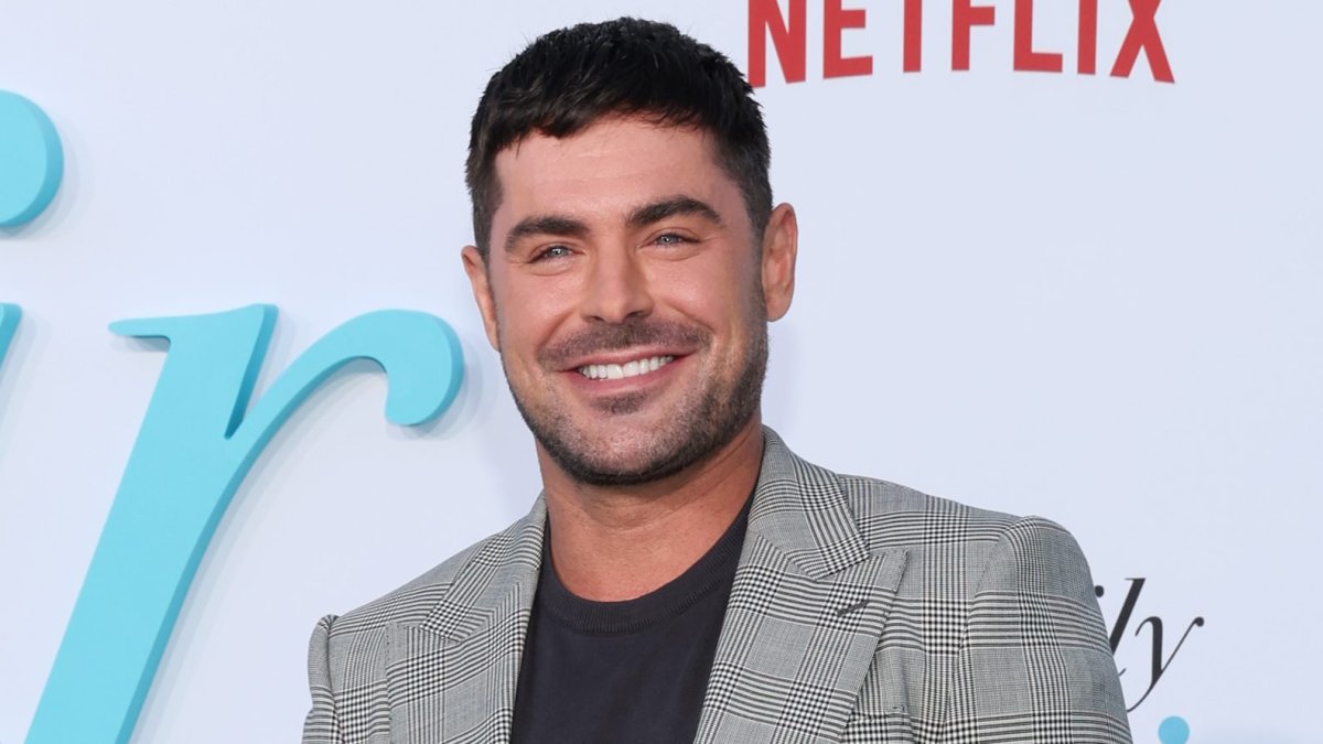 Zac Efron makes rare public appearance at Patriots-Texans game