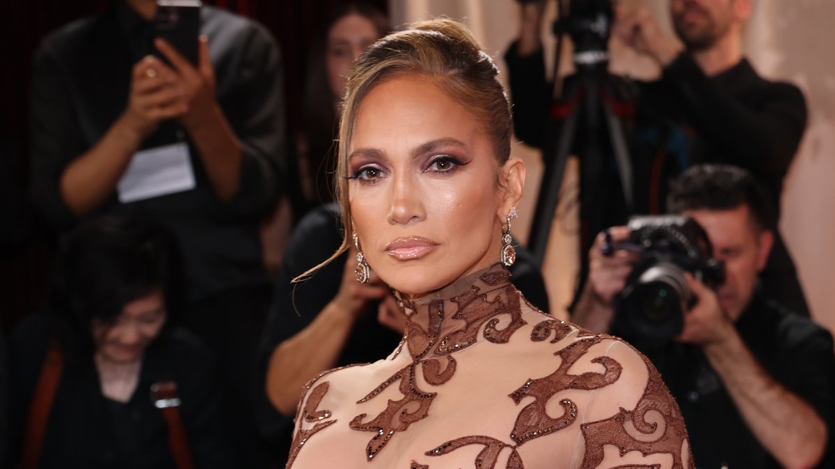 Jennifer Lopez reveals she bought her own dress for the Golden Globes Jennifer Lopez reveals she bought her own dress for the Golden Globes