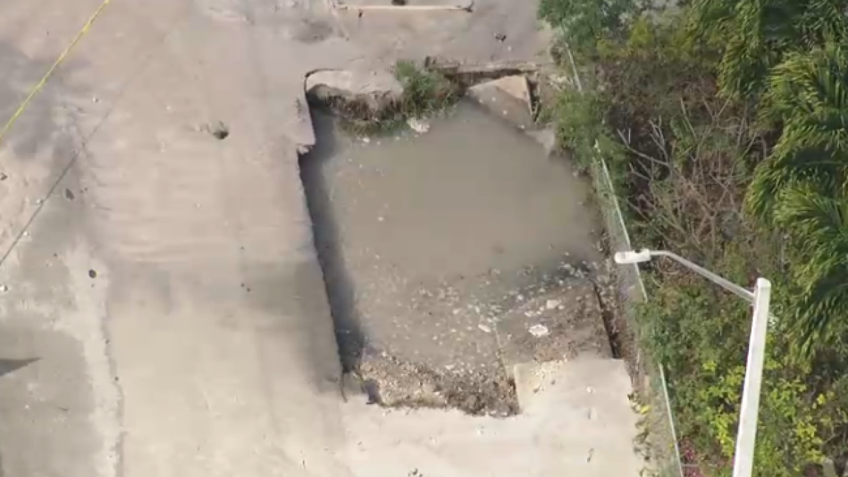 Construction vehicle hits fire hydrant, creating massive sinkhole in Broward: BSO
