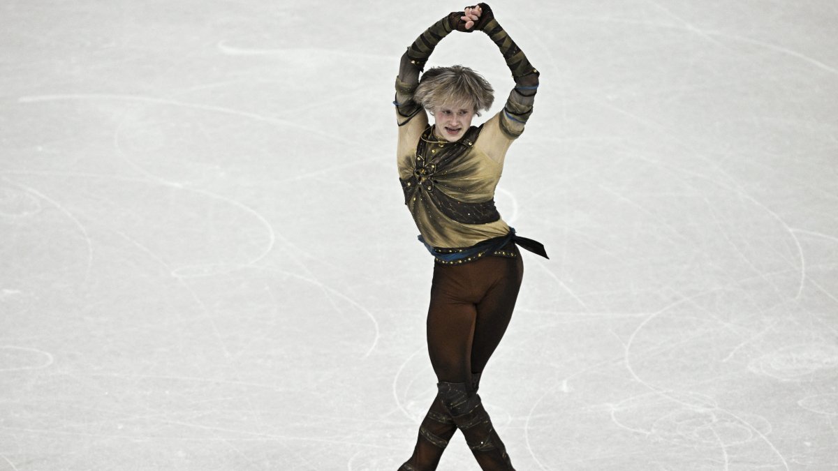 There are five medal events on Day 1 of the 2026 Winter Olympics, while the U.S. women's hockey team returns to the ice. Follow live updates.