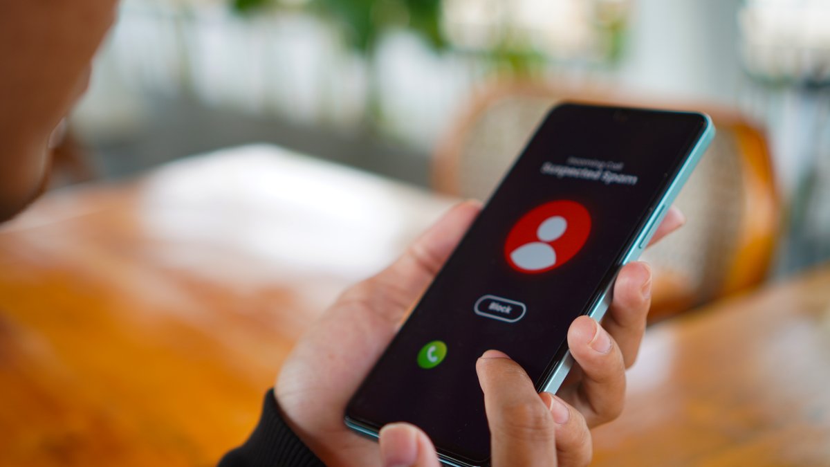 Scammers pose as officers, demand money in South Florida, police say