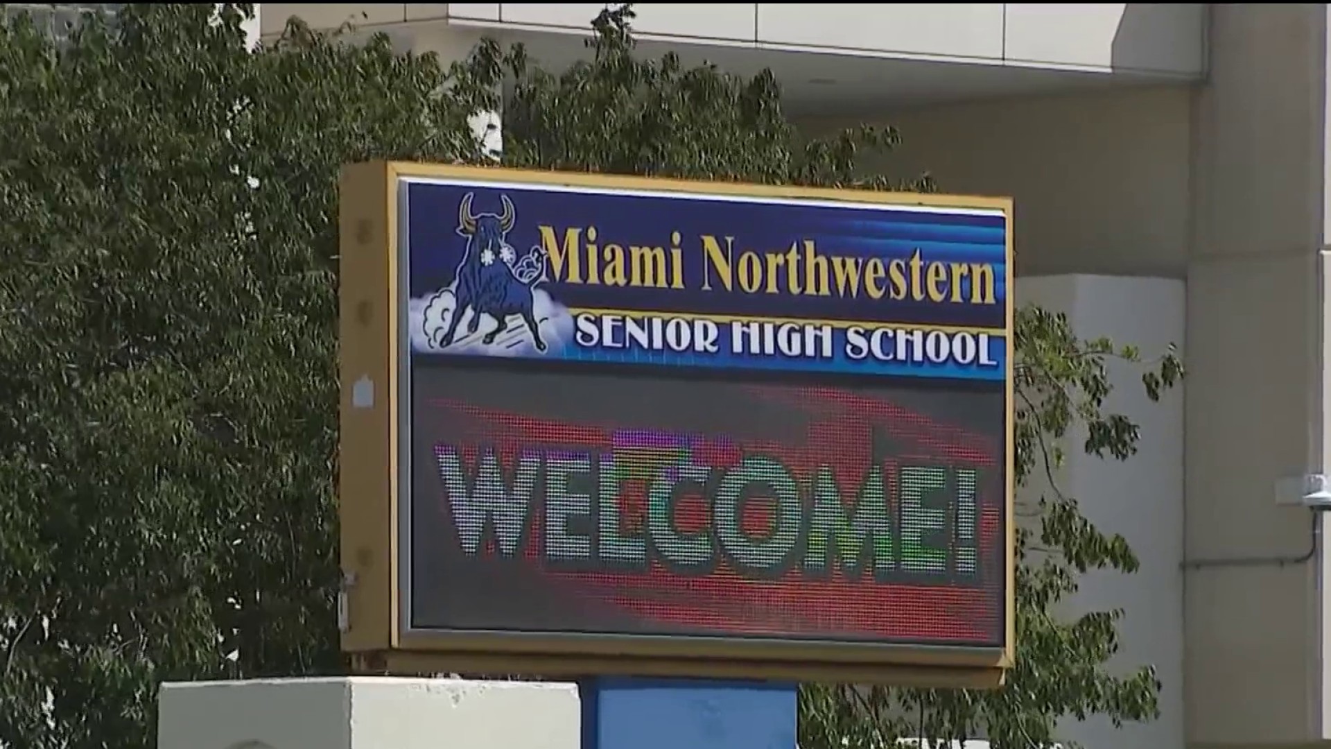 Students react after Miami Northwestern security guard charged with soliciting sex from teen