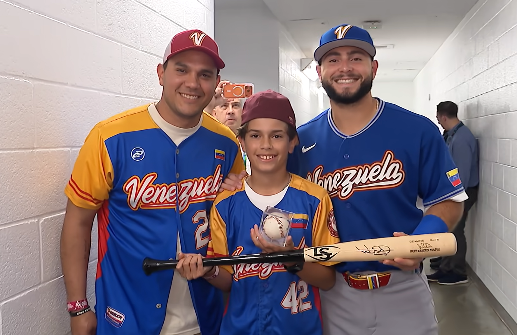 Young Venezuelan fan meets Wilyer Abreu after catching home run ball in Miami