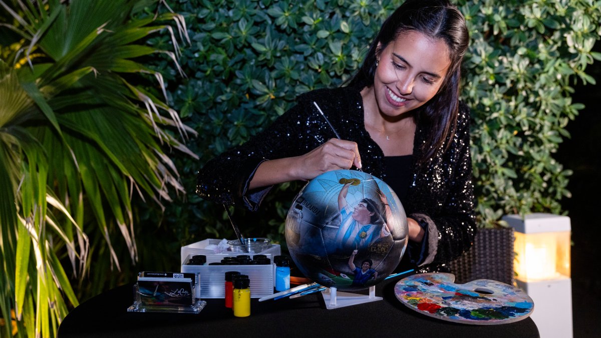 विश्व कप नजदीक आते ही मियामी में सॉकर गेंदों को एक अनोखी कला में बदल दिया जाता है