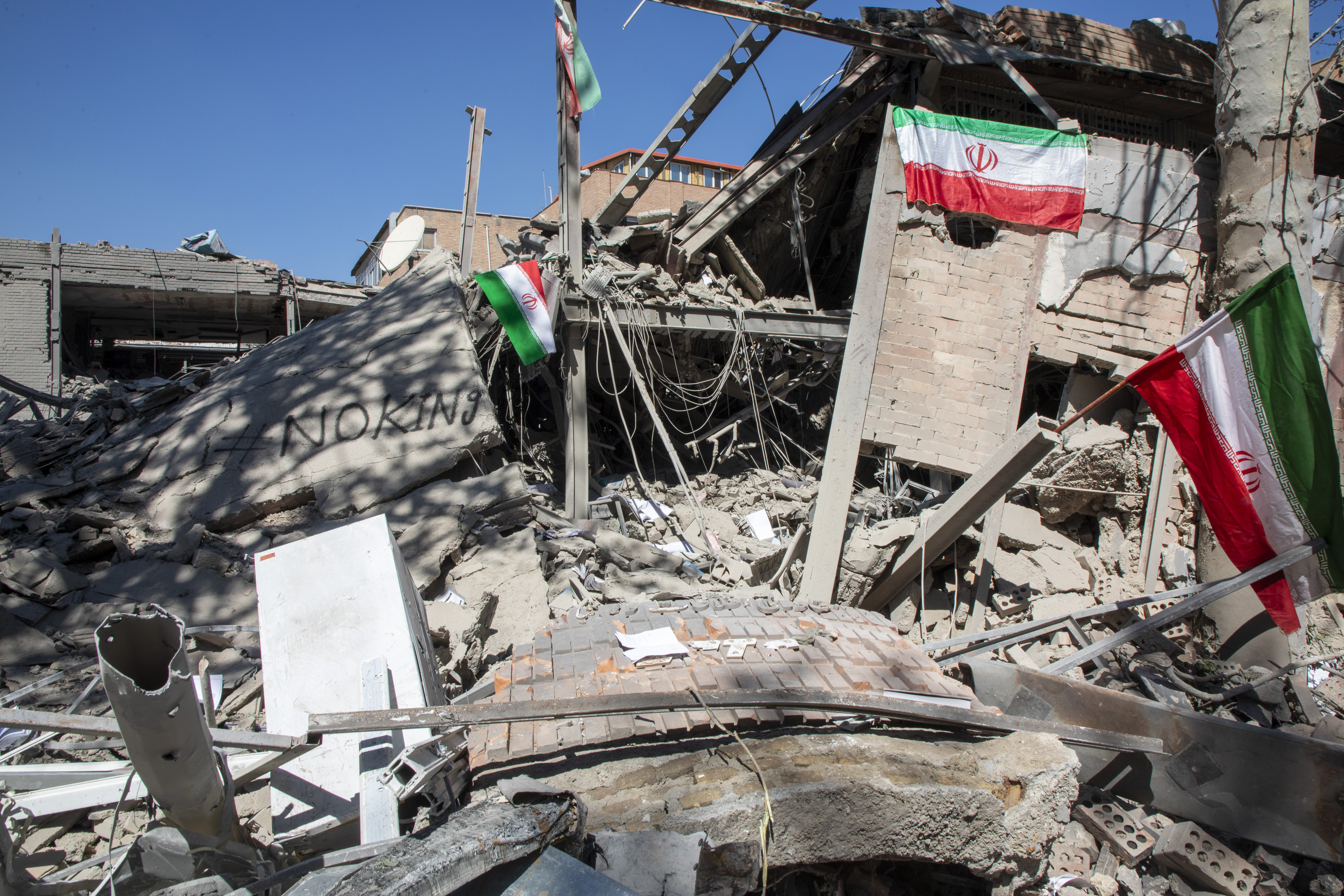 U.S. and Iranian officials arrive in Pakistan for peace talks