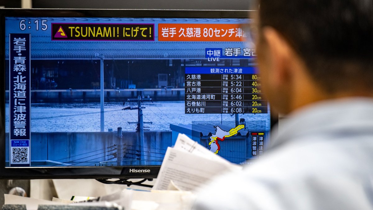 Major 7.7-magnitude earthquake strikes off Japan, prompting tsunami alert