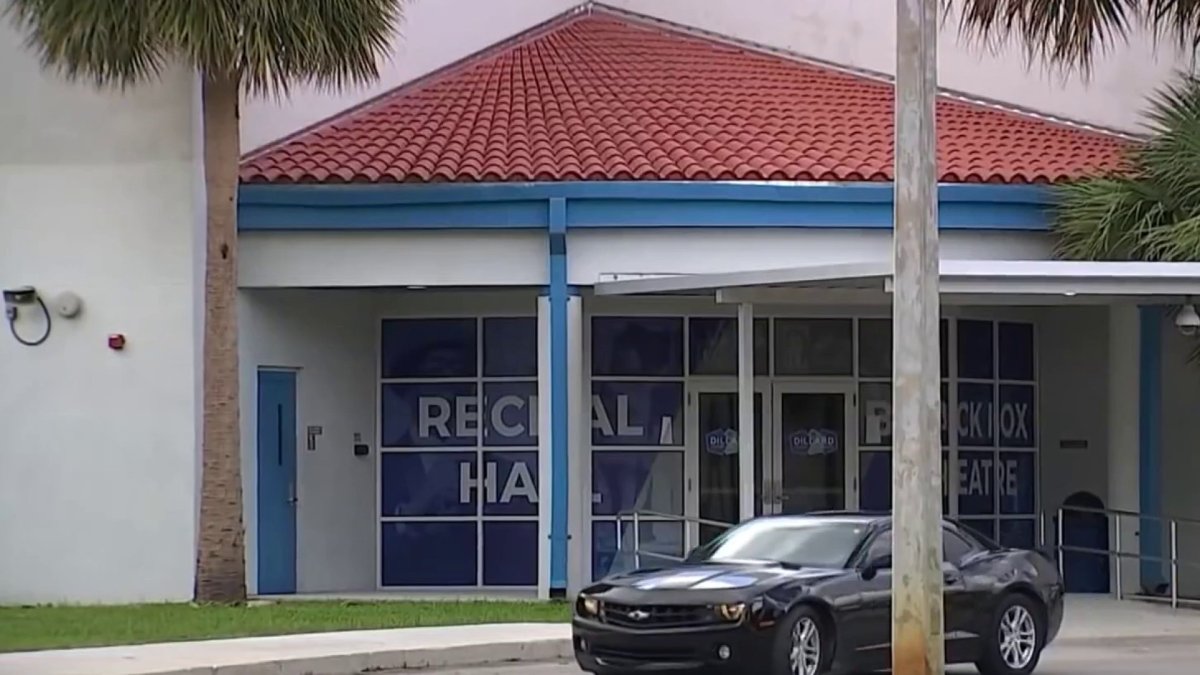 High school teacher arrested for seeking relationship with student ...