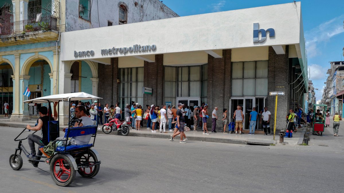 Cuba authorizes freezing of bank accounts on the island without notice