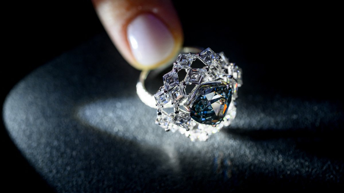 Largest vivid blue-green diamond sells for record .3 million at Christie's auction