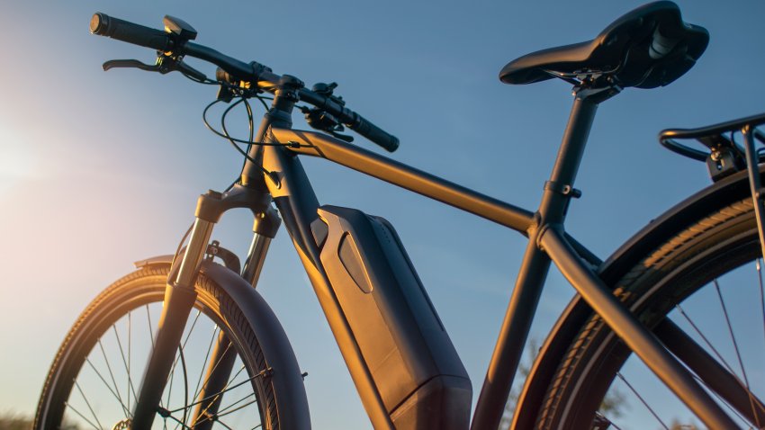 E-bike battery in the heat of the sun