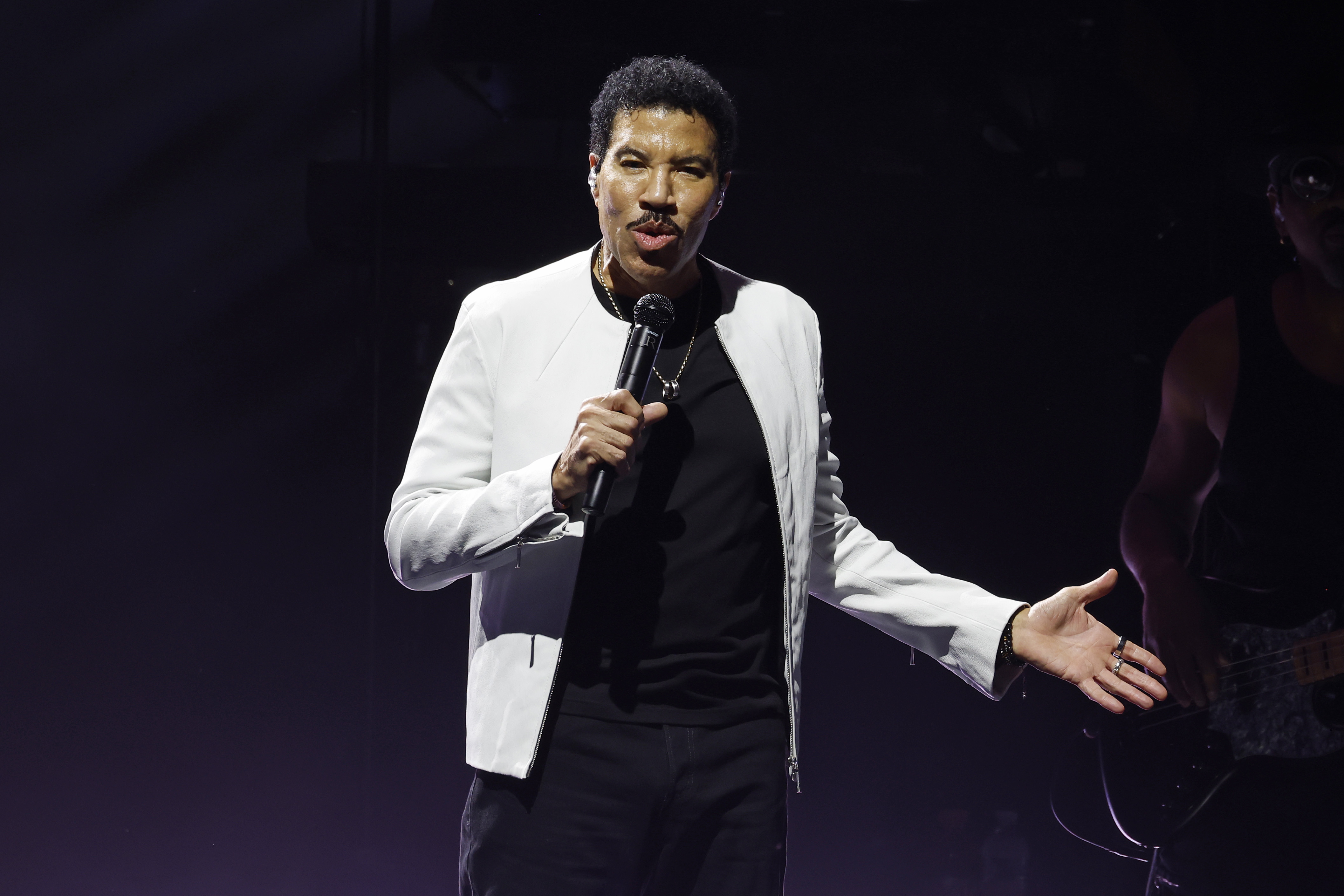 Lionel Richie cuts opening night concert short after feeling dizzy onstage