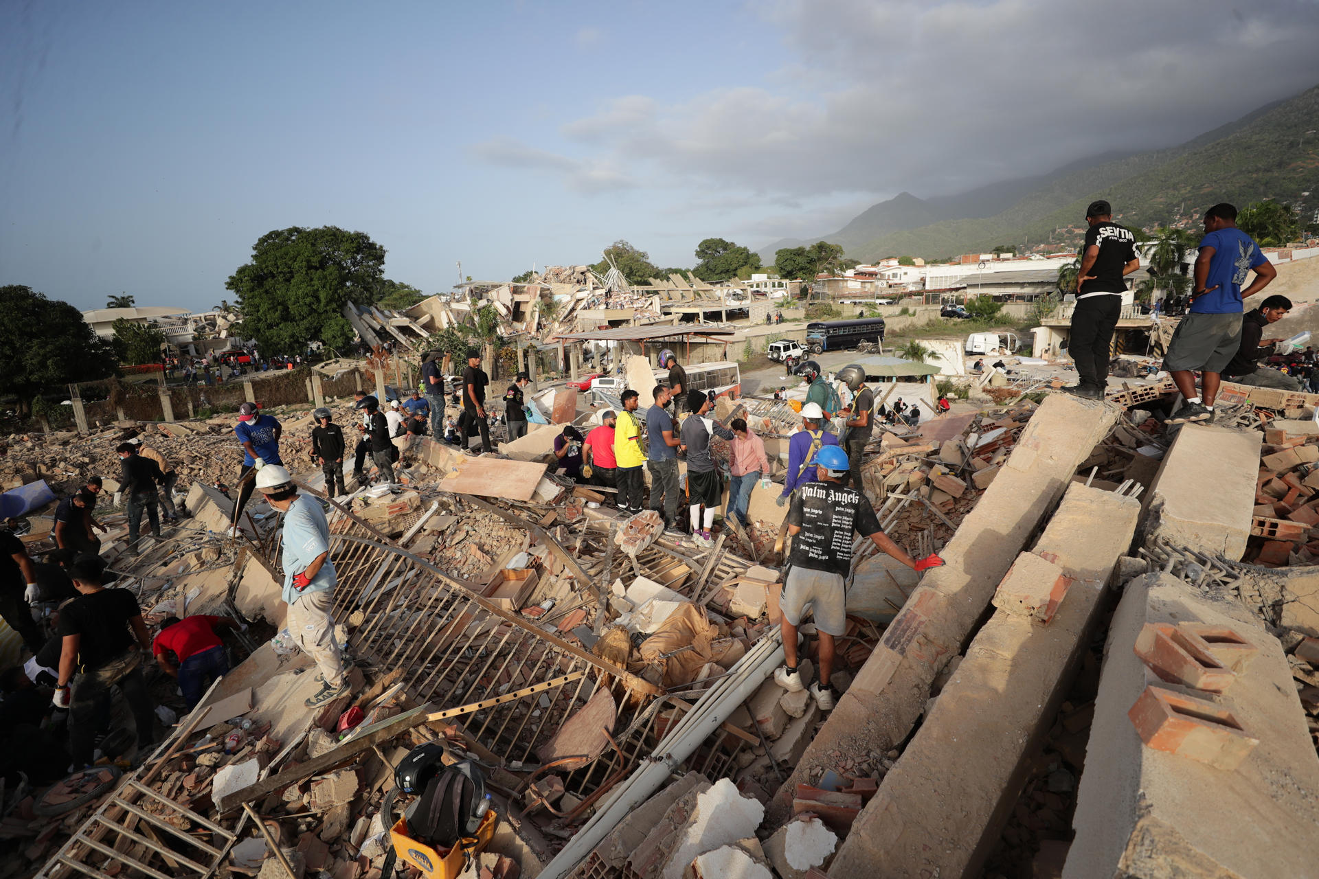 Desperation mounts in Venezuela as the earthquake death toll rises to 1,430