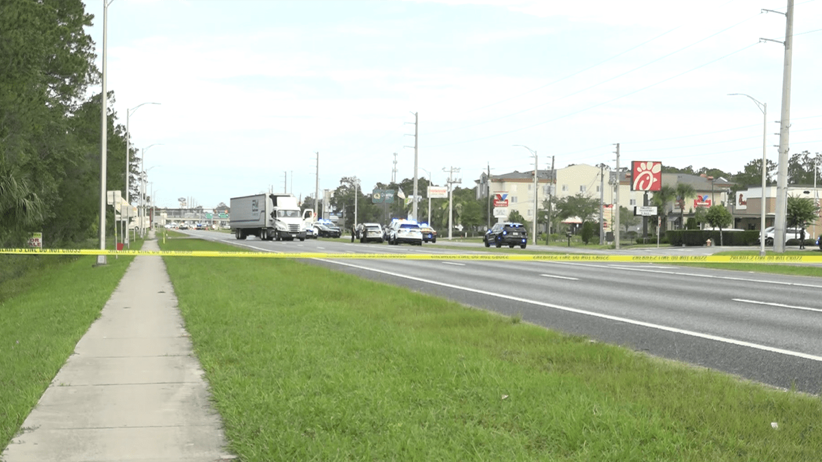 Man fleeing immigration officers in Florida struck and killed by tractor trailer, cops say