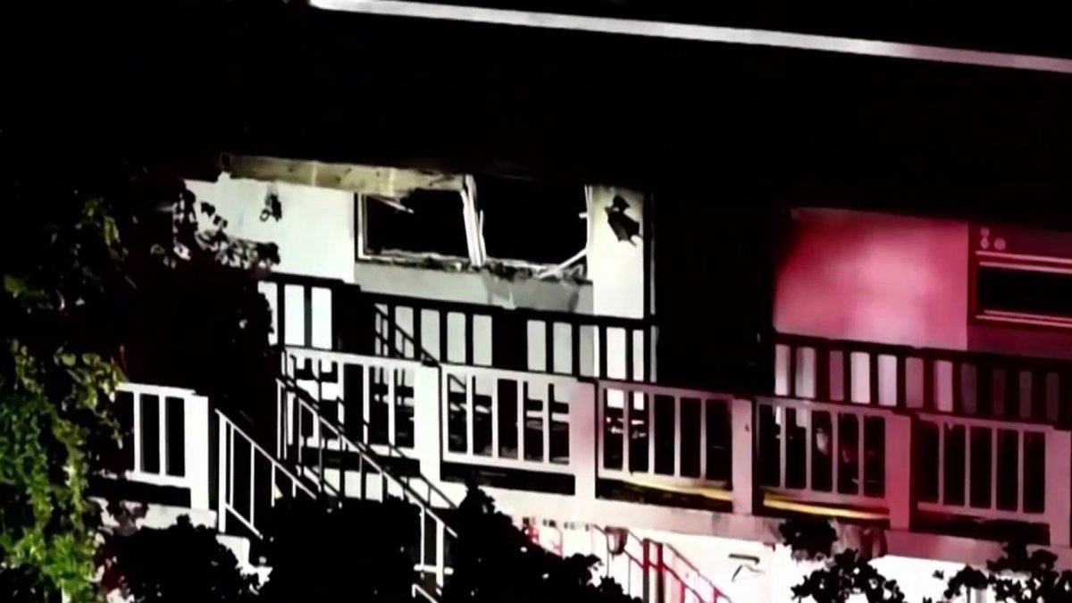 Commercial building catches fire in Hollywood, fire rescue says