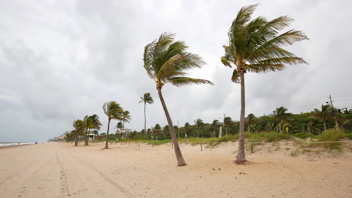 LIVE RADAR: Wet weather moves across South Florida with scattered showers and lightning