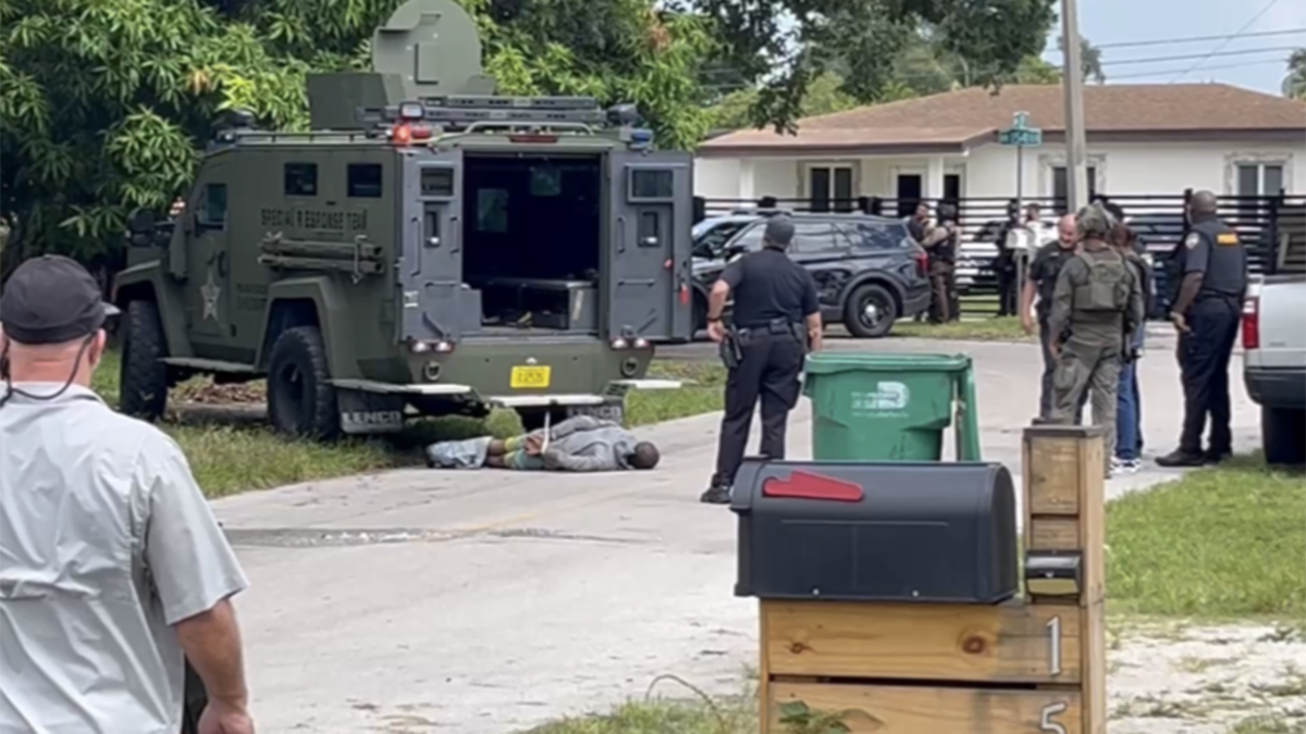 Robbery suspect in custody after SWAT standoff in Opa-locka, authorities say