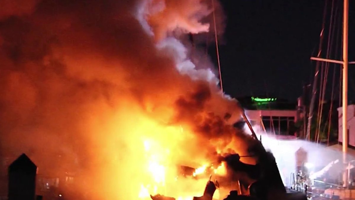 Crews put out fire on 60-foot sailboat in Fort Lauderdale