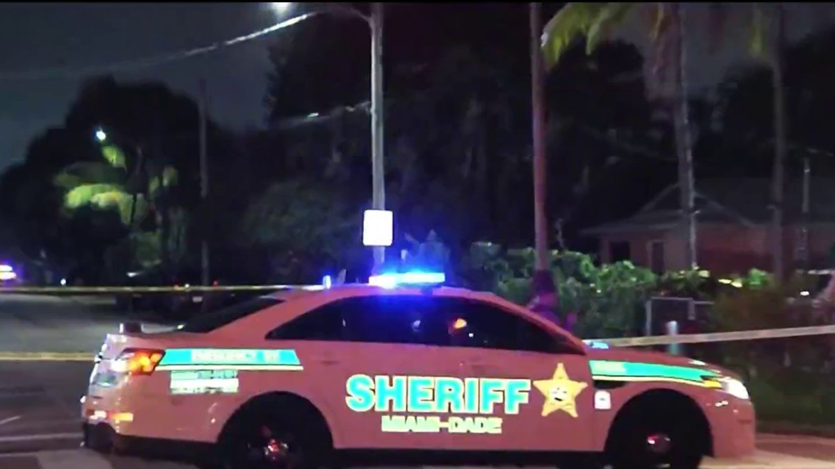 2 hurt after armed attempted robbers open fire in Miami-Dade, officials say