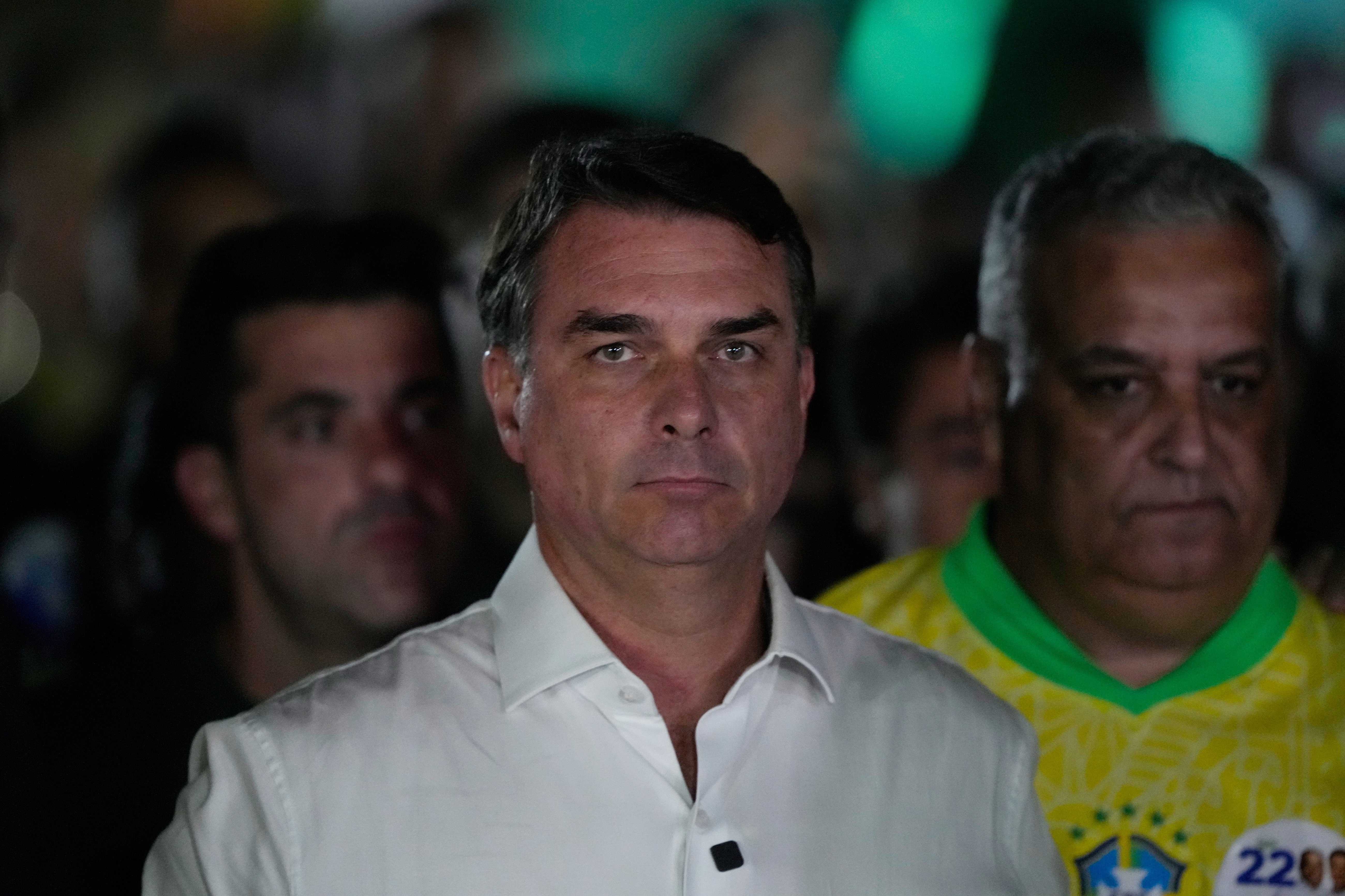 Flávio Bolsonaro flees Brazil through Argentina and is expected to land in Miami
