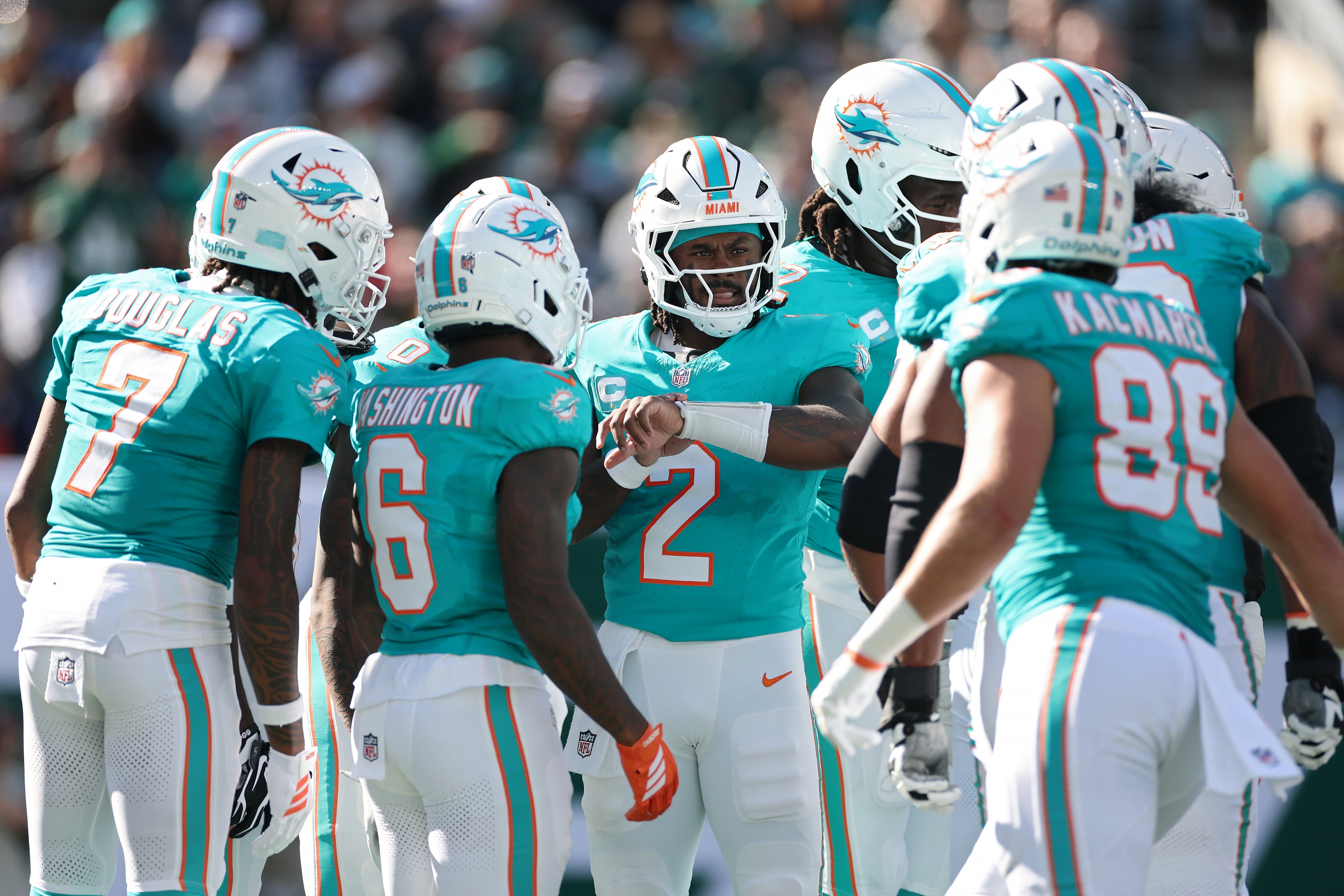 Malik Willis sparks Dolphins' first win, holding off a late Jets rally 28-25