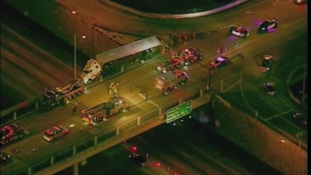 [MI] VIDEO: Semi Hangs on I-95 Overpass in Boca Raton