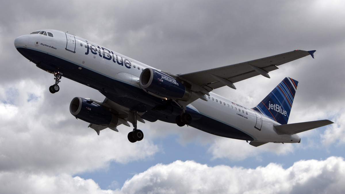 JetBlue Flight Diverted to FLL After Cockpit Window Cracks