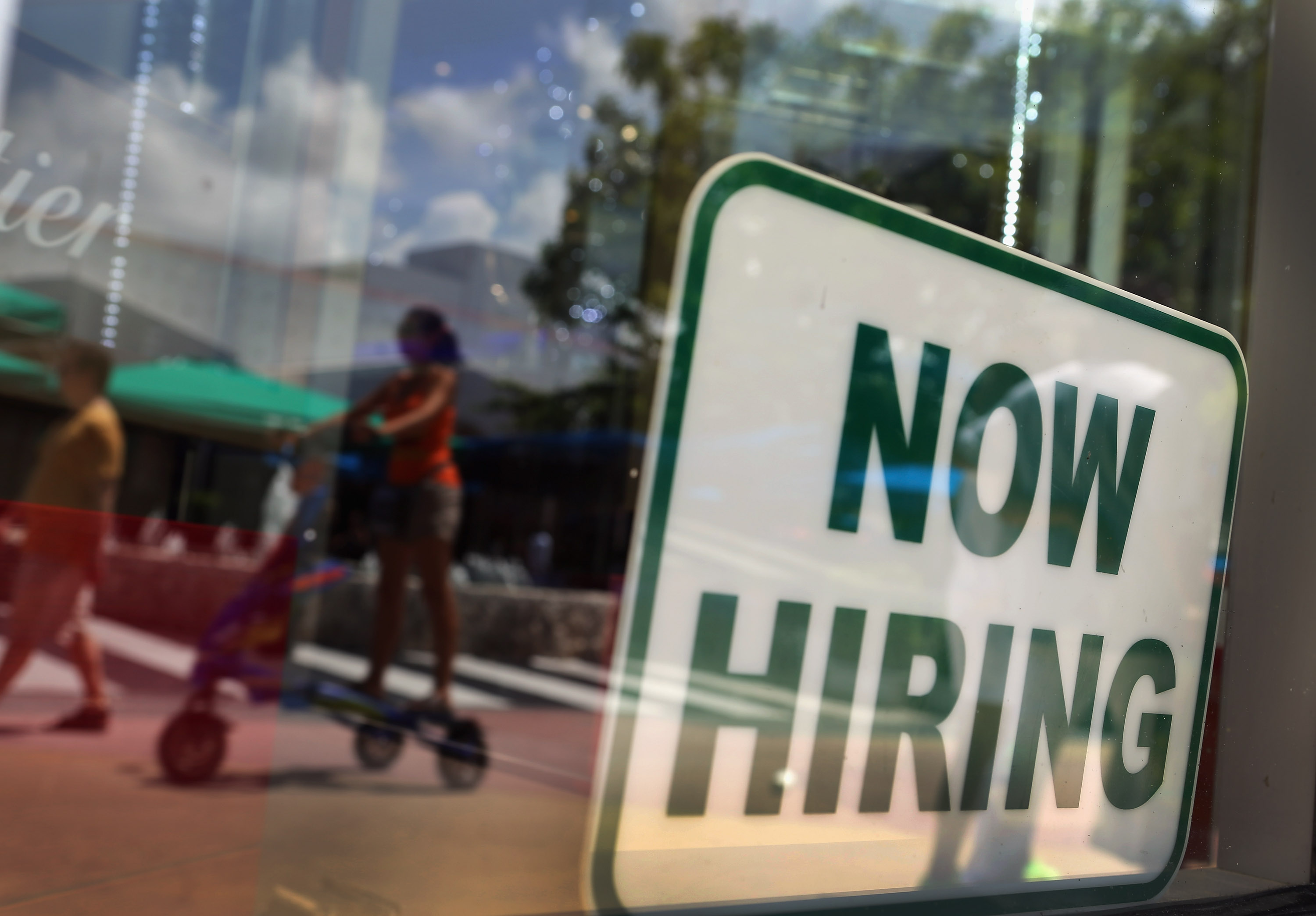 Lowe's, Aldi, Topgolf Hiring For Hundreds Of New Positions